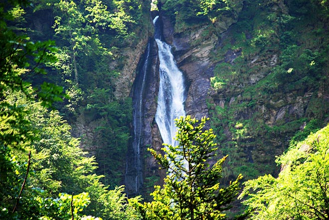 Vodopad Skakavac u prasumi Perucica