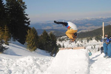 Snowboarderi na kampu