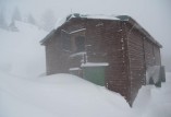 Planinarski dom Grope zatrpan snijegom