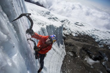 Alpinista na Nijagarinim vodopadima