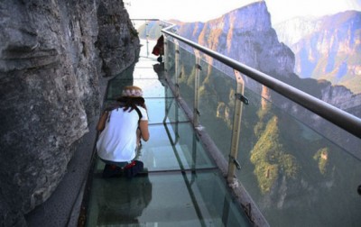 glass skywalk Tianmen Mountain china 1