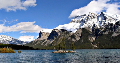 1200px Lake Minnewanka 11092005